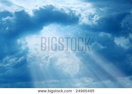 Rayos del cielo claro y dramático.