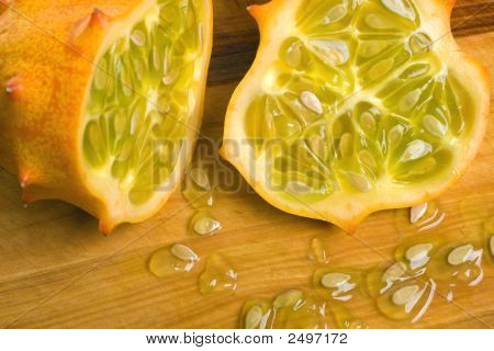 수 분이 많은 참 외 반쪽 발 정