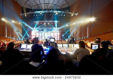 Mosca - FEB 2: Gli operatori a pannelli di controllo al secondo premio nazionale nel campo della televisione digitale