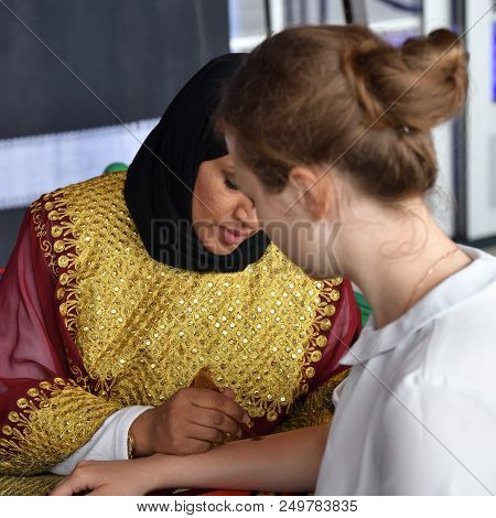 Moscow, Russia - July 14, 2018: A Henna Or Mehndi Applier Woman From Qatar At Work. Process Of Apply