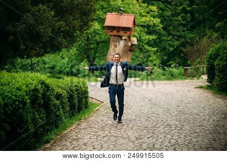 Funny Groom In Pakr, Spring Weather In Wedding Day
