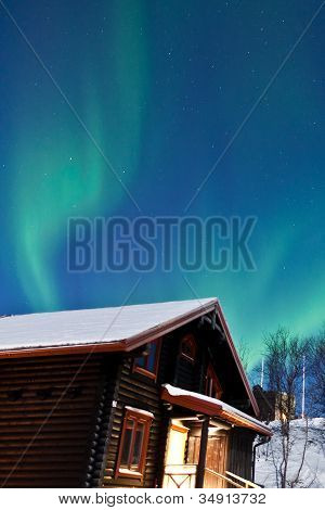 Noorderlicht (Aurora borealis) boven hutten