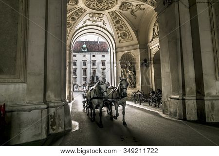 Vienna.austria.august 29, 2019. Horse-drawn Carriages With Coachmen Ride Tourists At The Hofburg Pal