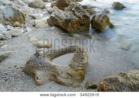 Skały w wodzie. Fale Motion Blur przez długi czas ekspozycji.