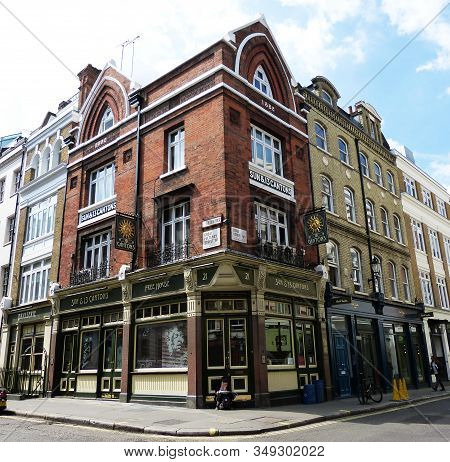 London / England Uk - Giugno 28, 2014: The Shopping Streets Of Soho, City Of Westminster, Central Lo