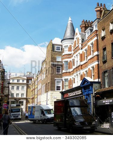 London / England Uk - Giugno 28, 2014: The Shopping Streets Of Soho, City Of Westminster, Central Lo