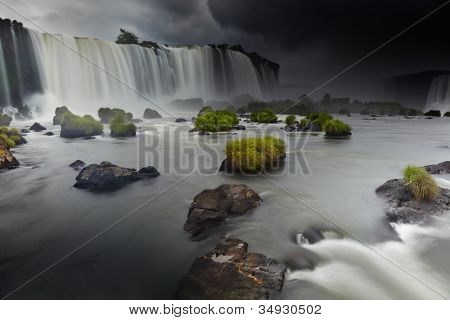 Iguassu Falls, la più grande serie di cascate del mondo, situato a brasiliani e Argentini