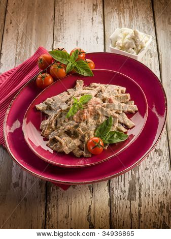Pizzoccheri s rajčaty a ricottou omáčkou