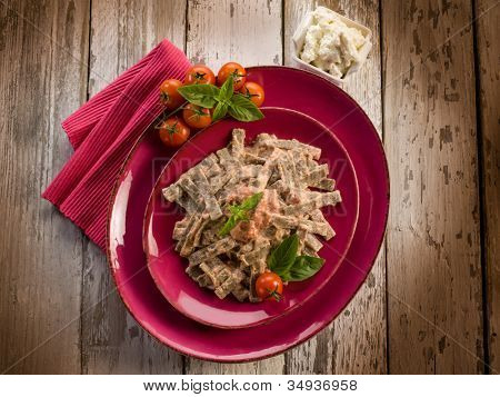 Pizzoccheri s rajčaty a ricottou omáčkou