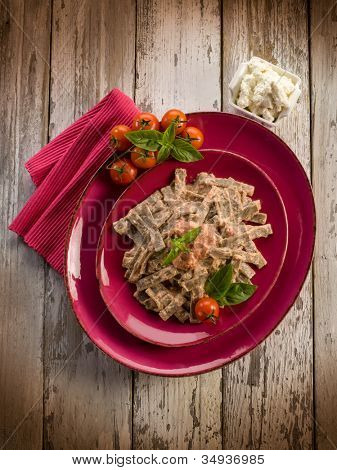 Pizzoccheri s rajčaty a ricottou omáčkou