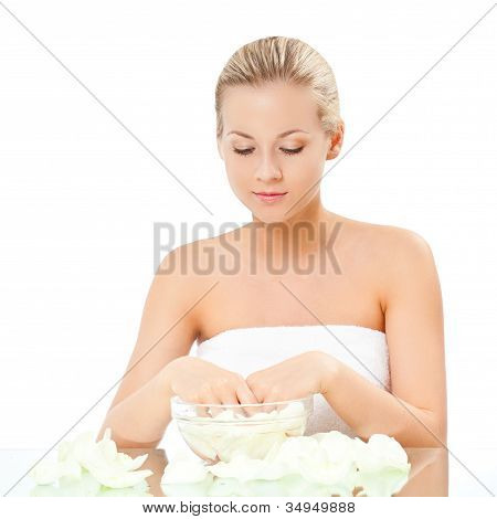 bella bionda holding hands in ebollizione
