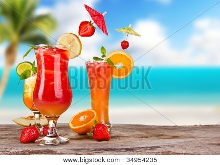 Sommer-Drinks mit verwischen Strand auf Hintergrund