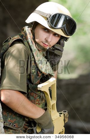 Voják v helmě mluvit přes sluchátka