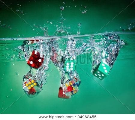 éclaboussure de dés dans les eaux douces