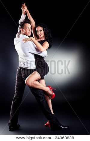 Smukke par professionelle kunstnere dans lidenskabelige dans.