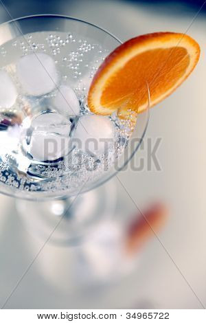 Cocktail con una fetta d'arancia