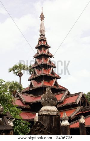 Pagoda roja alto en el monasterio de Bagaya