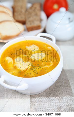 Suppe mit Knödel