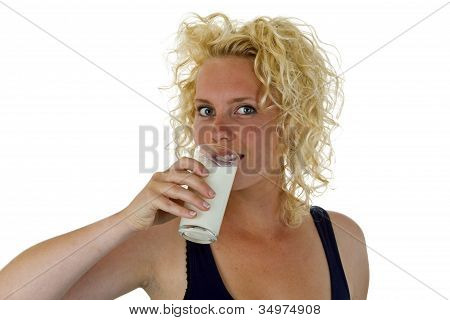 Giovane donna bere latte fresco