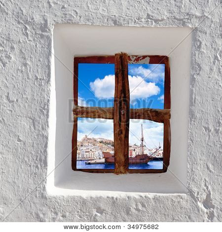 Eivissa Ibiza town pohled oknem nabílené domu [Ilustrační foto]