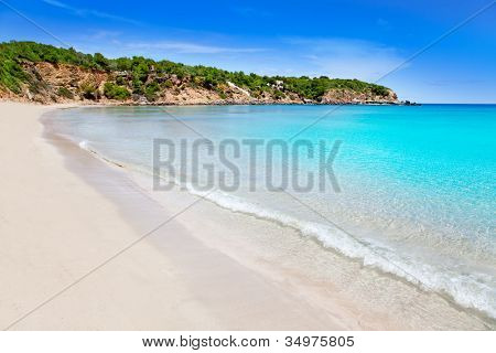 Cala Llenya v Ibiza s tyrkysovou vodou v provincii Baleáry