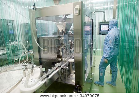 fábrica de productos farmacéuticos mujer trabajador funcionamiento línea de producción en la industria de la farmacia fabricación de facto