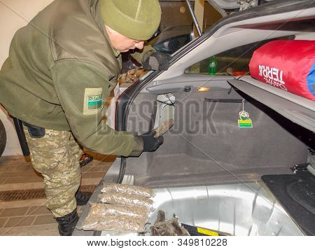 Smilnitsa, Ukraine - November, 2016: Ukrainian Border Guards Detained A Car During An Inspection, Th