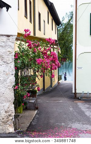 Hallstadt, July 2nd 2017: Old Houses Of Famous Alpine Village Hallstadt