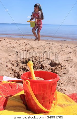 Bambina in spiaggia In P.e.i