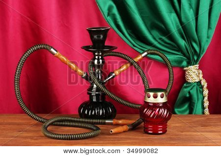 커튼 클로즈업의 배경에 나무 테이블에 물 담 뱃 대
