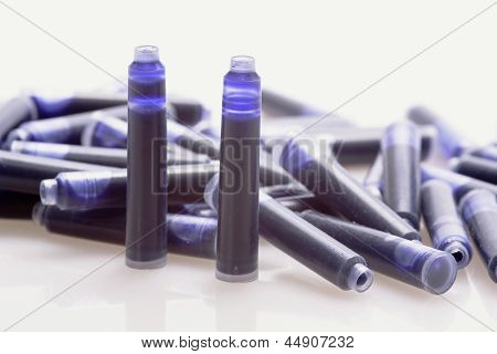 Tintenpatronen auf dem weißen Hintergrund