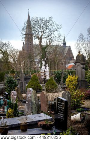 13 February 2022, Zijlpoort, Leiden, Netherlands, Image Of The Old Catholic Begraafplaats Cemetery Z