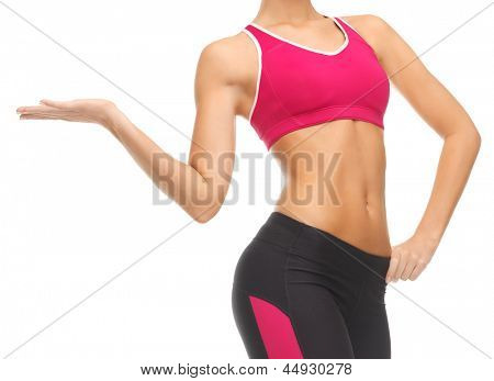 kadın bir şey gösteren eğitimli abs ile yakın çekim