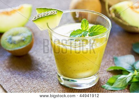 Melone mit Kiwi-Smoothie