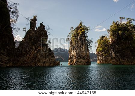 Rocas icónicas en el Parque Nacional de Khao Sok.