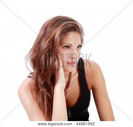 Linda menina morena parece afastado, isolado no fundo branco.