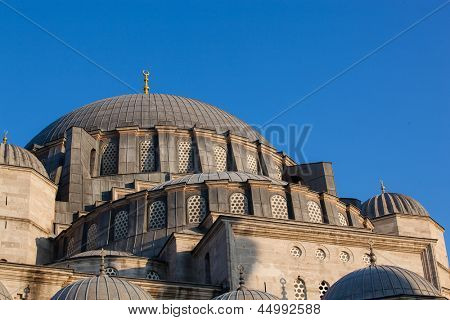 Detalje på toppen af en af moske kupler i Istanbul