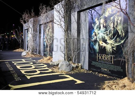 LOS ANGELES - DEC 2: Atmosphere, poster, display at the premiere of Warner Bros' 'The Hobbit: The Desolation of Smaug' at the Dolby Theater on December 2, 2013 in Los Angeles, CA