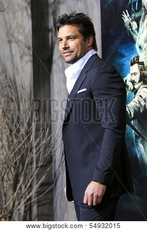 LOS ANGELES - DEC 2: Manu Bennett at the premiere of Warner Bros' 'The Hobbit: The Desolation of Smaug' at the Dolby Theater on December 2, 2013 in Los Angeles, CA