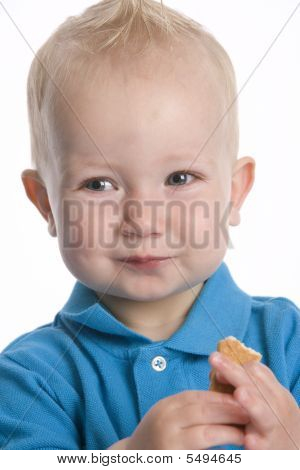 Taapero poika syö Coocky, iloinen ilme