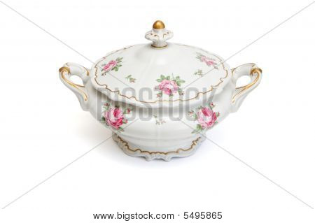 Sopeira de porcelana vintage isolada no fundo branco