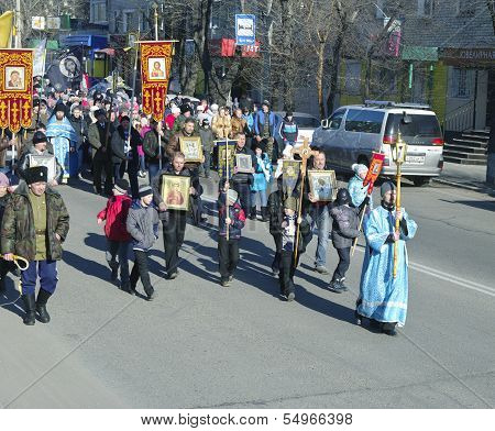 Svobodny, Russia - Okt 11. 2013 :parishioners Go In Procession