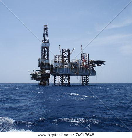 Offshore Jack Up Oil Drilling Rig and The Production Platform