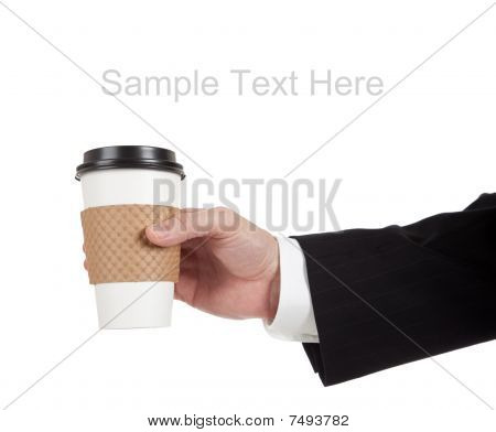 Un uomo d'affari tiene una tazza di caffè