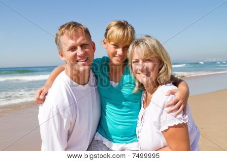 familia feliz en la playa