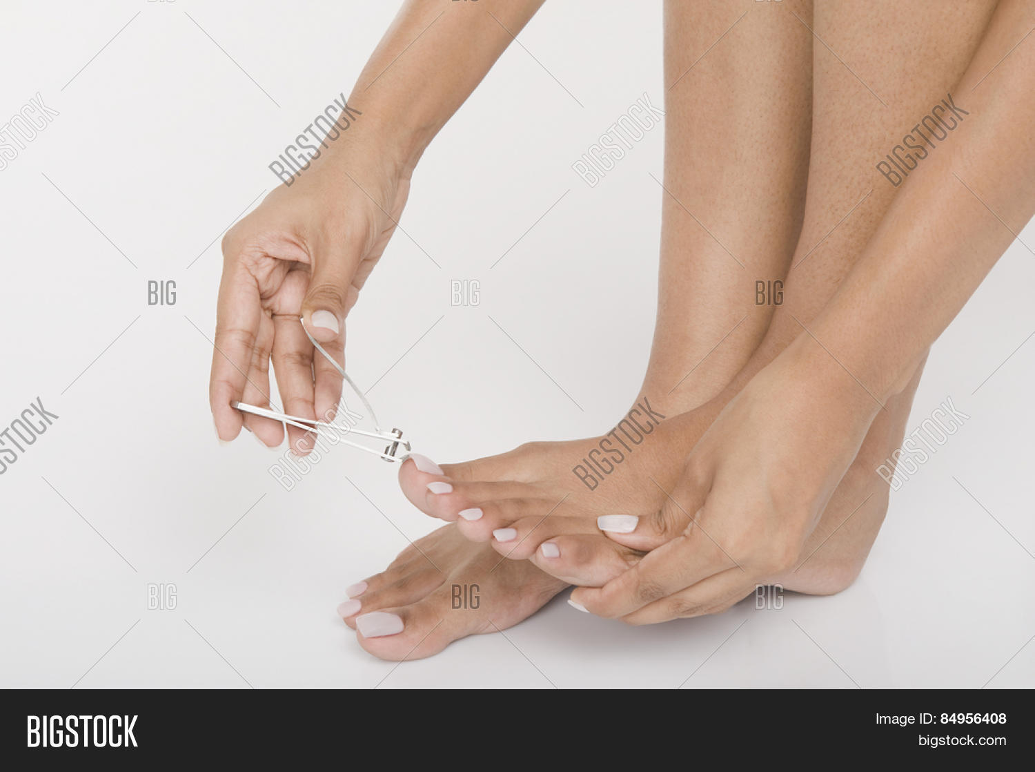 Интересные факты о педикюре. К чему снятся ногти. Стричь во сне на ногах. Девушка подстригает ногти на ногах. Стричь во сне на ногах.