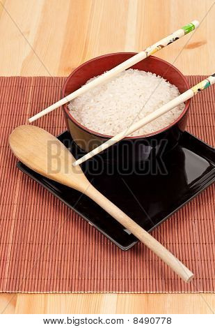 在黑碗餐具与茉莉花米