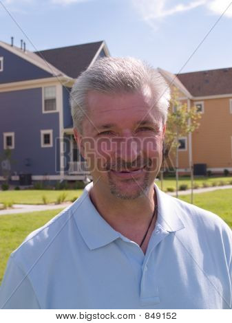 Boldog ingatlanügynök