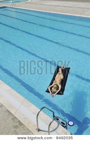 Nainen on rentoutua uima-allas