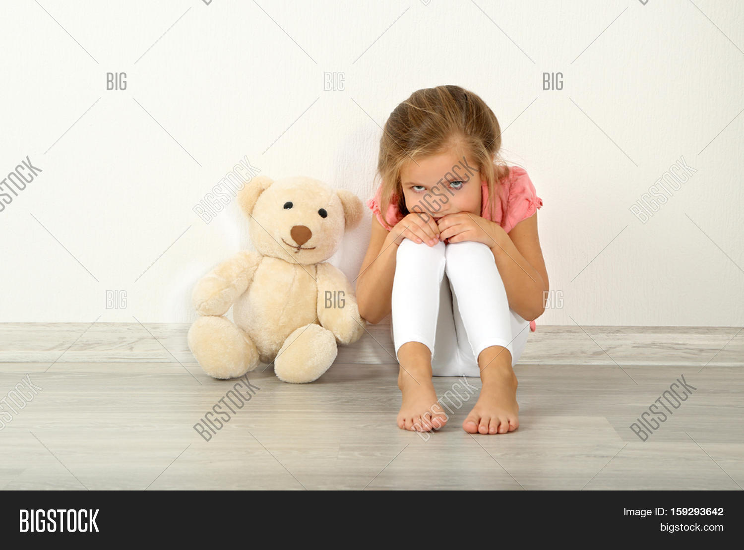 Девочка сидит иллюстрация. Девочка 6 лет сидя. Девочка сидит. Ребенок сидит с игрушкой. Девочка 6 лет сидя.